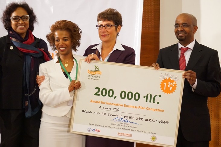 U.S. Ambassador Patricia Haslach presents an award to Rahel Moges, the winner of an innovation business plan competition.
