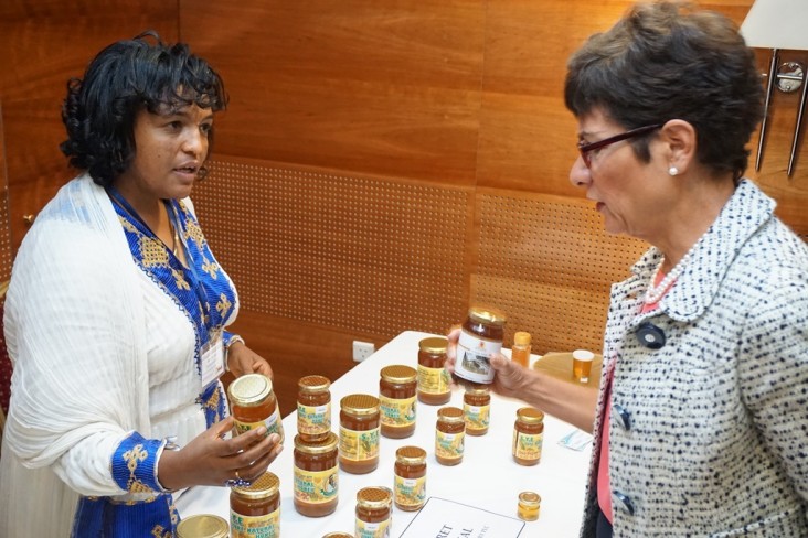 Simret Lulekal, the owner of SYE Agroindustry, discusses her company’s products with U.S. Ambassador Haslach. SYE works with 600