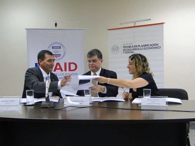 Fernando Cossich, Director de USAID/Paraguay; José Molinas, Ministro Secretario de la STP, y Alicia Perrone, Cónsul de Uruguay, 