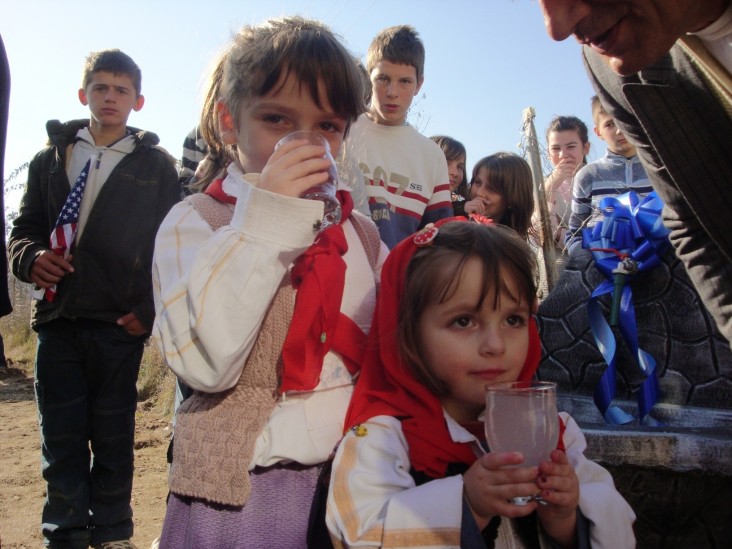 Children drink water 