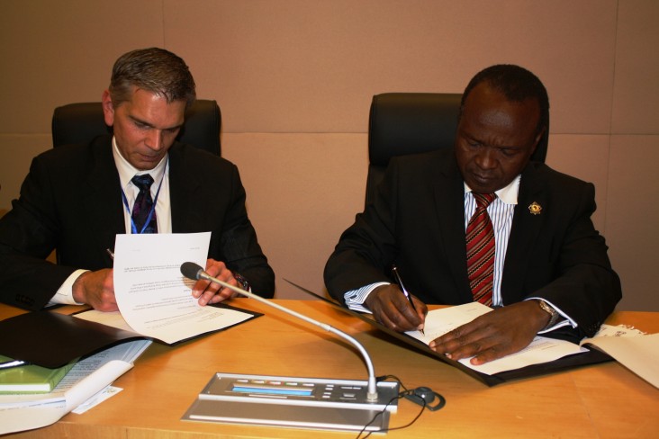 Assistant Administrator Earl Gast and Africa Union Commission Deputy Chairperson Mwencha sign implementation letter