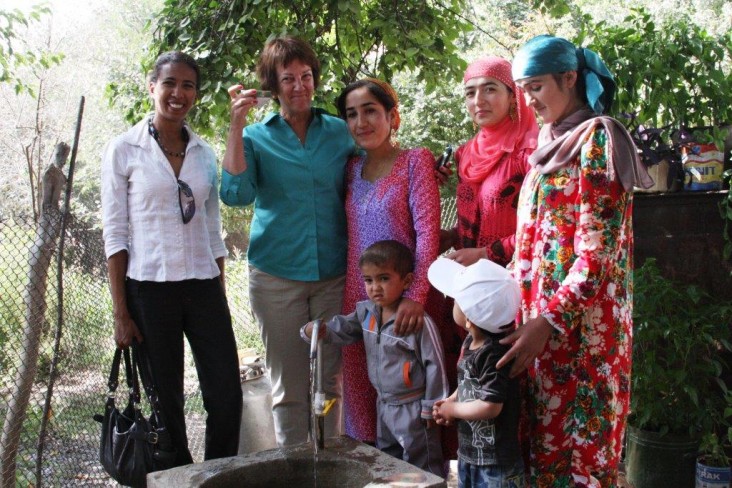 Правительство США предоставляет чистую питьевую воду жителям Вахдата