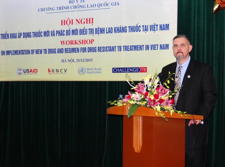 Giám đốc Phòng Y tế của USAID Việt Nam John Eyres phát biểu tại hội nghị.