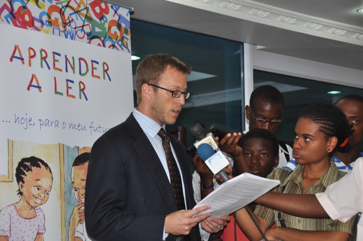 Rick Burns, representing the U.S. Embassy, spoke to the media about "Aprender a Ler"project.