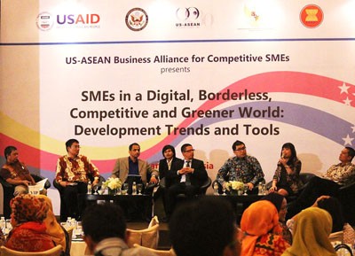 Indonesian entrepreneurs hear about how digital tools can help make them more competitive.