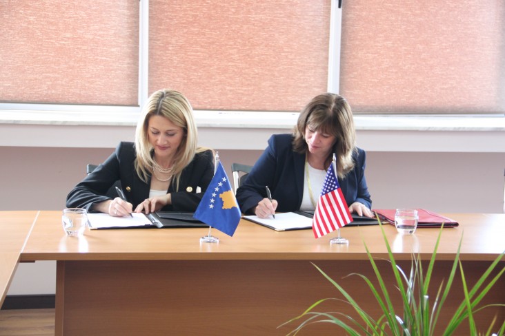 USAID Director Maureen A. Shauket and Minister of Trade and Industry Mimoza Kusari-Lila sign the MOU