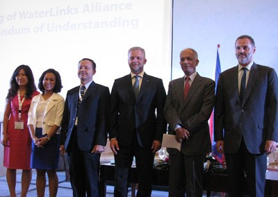 USAID, WaterLinks and private sector representatives sign agreement for more accessible water.