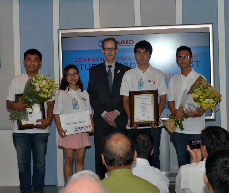USAID Vietnam Mission Director Joakim Parker presents prizes to the winners of the USAID student video contest.