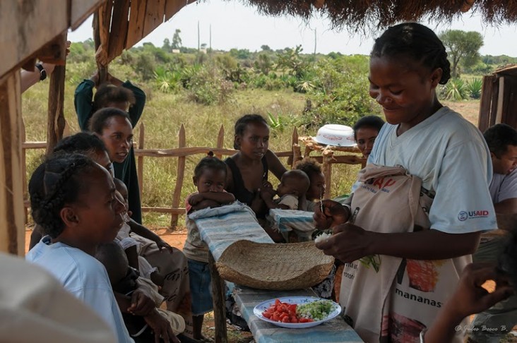Démonstration culinaire dans l'Androy, dans le sud de Madagascar
