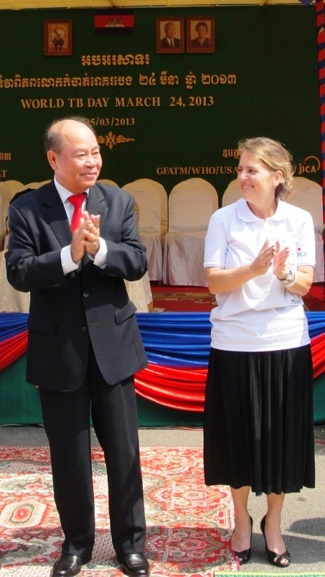 Cambodian Minister of Health Mam Bunheng (left) and Monique Mosolf of USAID (right) commemorate World TB Day
