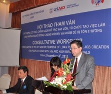 USAID Office of Health Director Jonathan Ross speaks at the workshop in Hanoi.