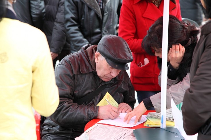 Citizens supported the civic initiative for reform.