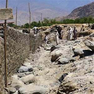 Dar-e-Noor residents rebuilding a flood protection wall near an intake. Many of the laborers at this worksite are recent returne