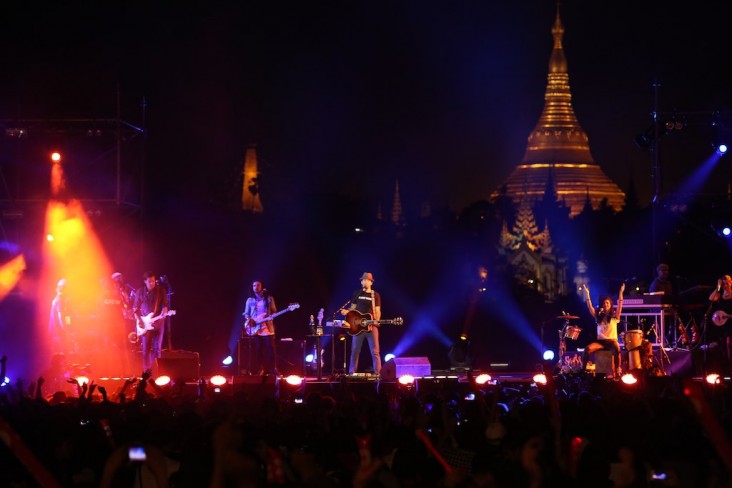 Jason Mraz takes the stage in Rangoon with the iconic Shwedagon Pagoda as a backdrop.