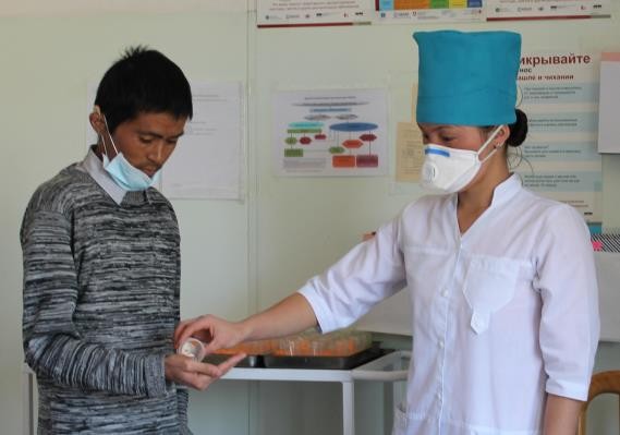 Пациент Хакмиддин получает лечение туберкулеза под непосредственным наблюдением