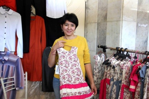 Гульназ Байтурова выставляет свой товар на ярмарке текстильной промышленности