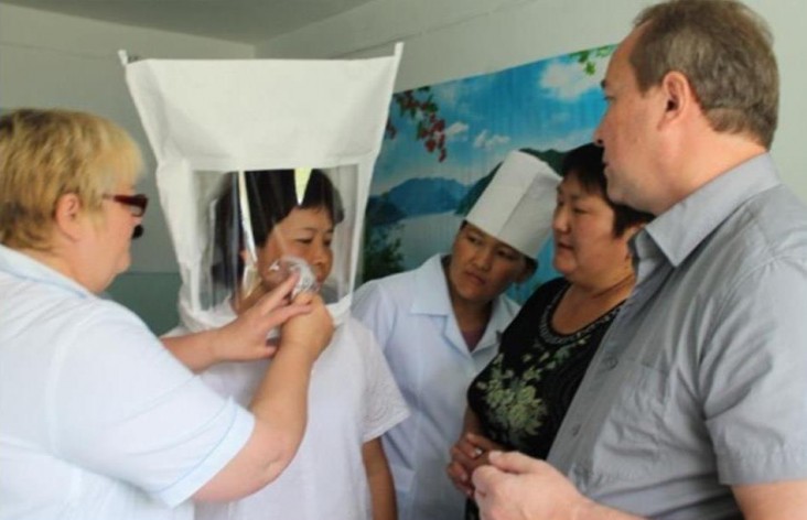 Медицинские работники учатся применять меры инфекционного контроля в Кыргызской Республике. 
