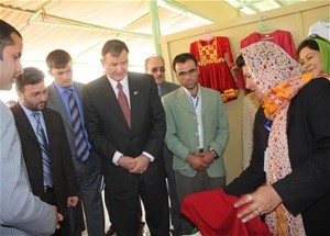 Acting Minister of Agriculture, Irrigation and Livestock Saleem Khan Kunduzi and U.S. Ambassador Karl Eikenberry visit the booth