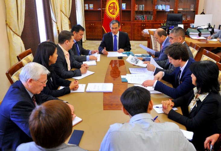 Премьер-министр Джоомарт Оторбаев, во главе стола, и представители Гражданского союза обсуждают пути повышения доверия граждан