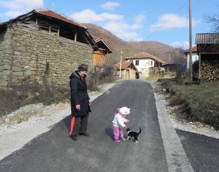 USAID supported road renovations in Čitluk/Çitlluk (Zubin Potok), increasing seniors’ access to health care.