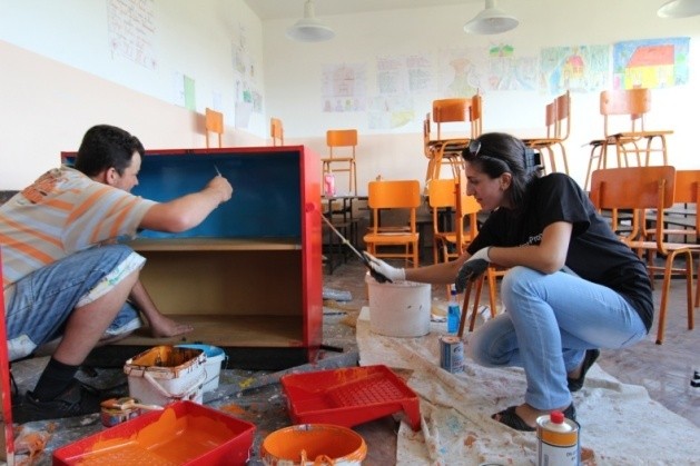 Zajednice se ujedinjuju da bi radile na renovaciji učionice 