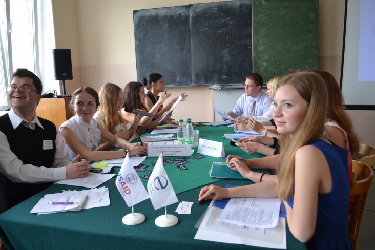 Student teams from Minsk and Vitebsk State Technological Universities improve negotiation skills in a business game.