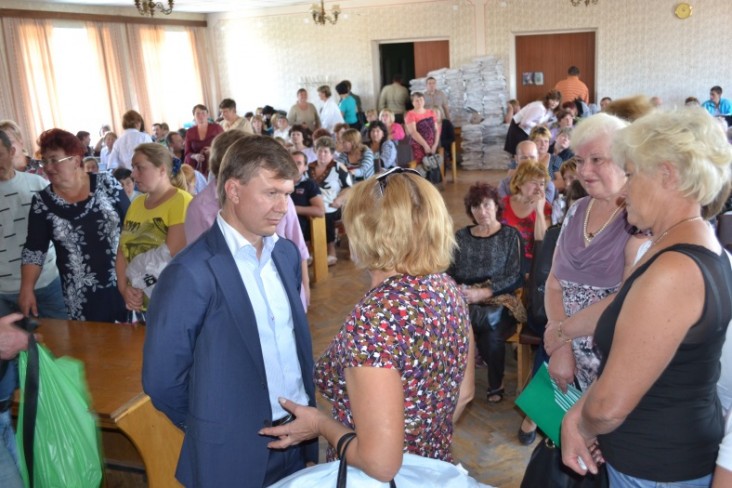 Candidate Ruslan Demchak meeting with voters during the 2014 parliamentary elections campaign.