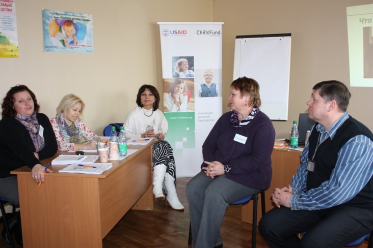 Belarusian child welfare specialists discuss investigation procedures in a family-centered approach in child protection.