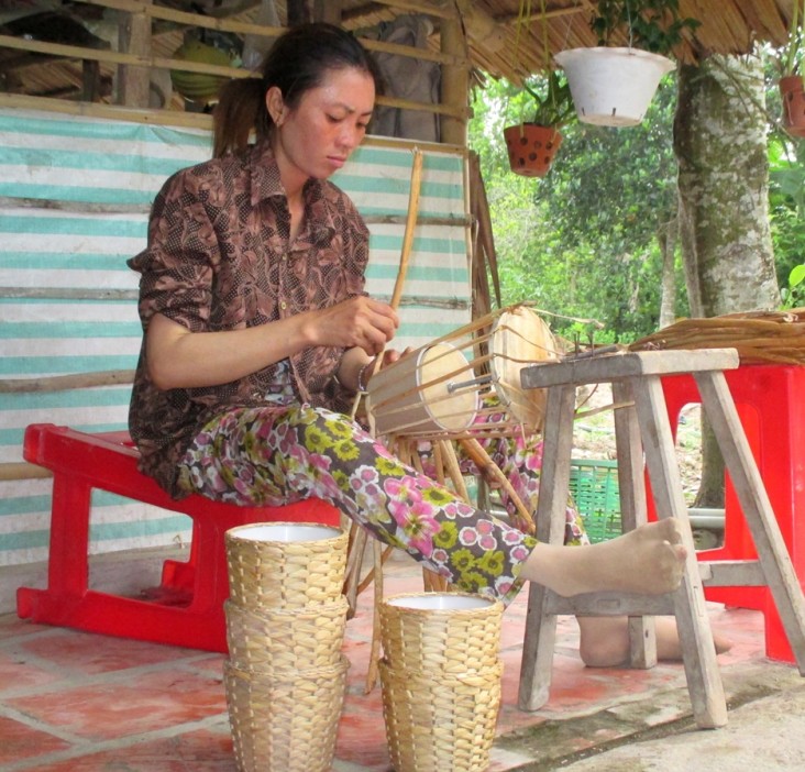 Ms. Nguyen Thi Hang makes baskets from water hyacinth.