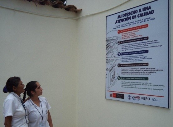 Poster informing patients of their right to quality care at the entrance of the Lluyllucucha health center.