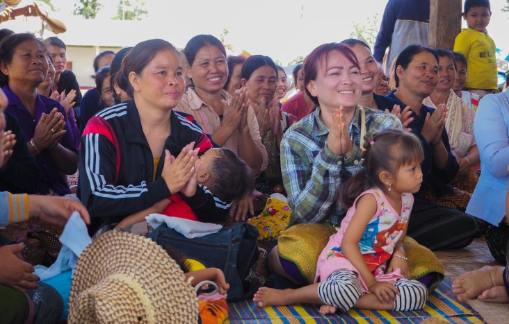Villagers in Nakhayom applaud at an event to distribute long-lasting, insecticide treated nets.