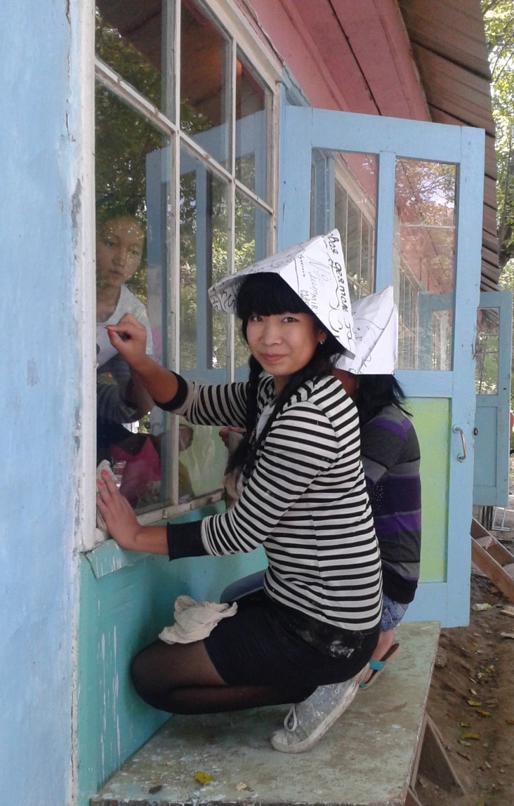 Адина Базарбаева, вместе с другими волонтерами  ремонтирует и реконстрирует коттеджи летнего лагеря в интернатном учреждении для
