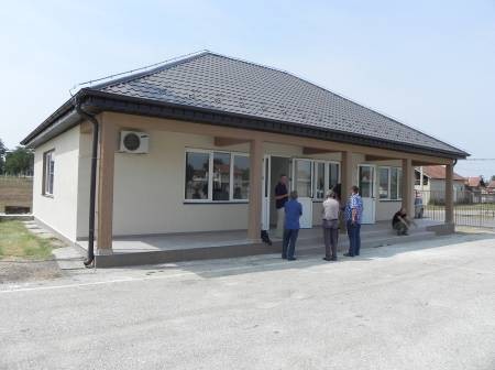 Residents of Staro Gracko/Grackë e Vjetër gather around their newly-renovated Community Center.