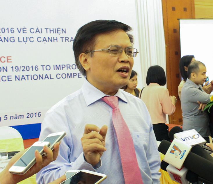 Mr. Nguyen Dinh Cung, MPI/CIEM Director talks with the media.