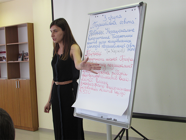 Ольга Чічіна представляє свій проект лобістської кампанії з реформування системи позашкільної освіти в день завершення програми Академії політичного лідерства.