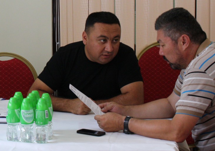 Alisher Abdullajonov, founder of VOOLEN TEKS (left) negotiating trade deals during B2B meeting