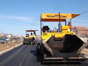 A USAID study tour demonstrated to local road construction companies such as the Papenburg/Adriani Company (shown here construct