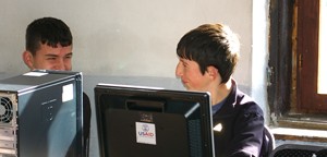 High school students in Veliko Ropotovo/ Ropotove e Madhe in the first afterschool class held in the USAID-supported computer la