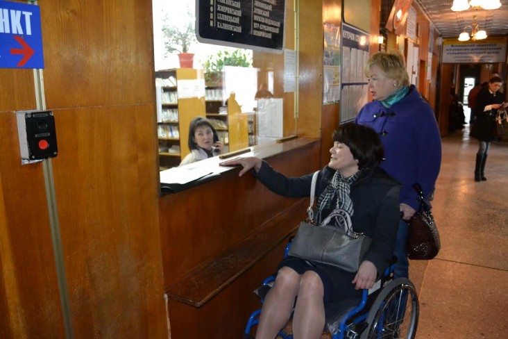 A visitor at the registration window in Vinnytsia Oblast Hospital. 