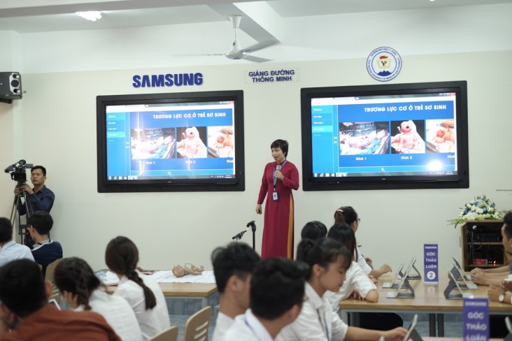 Ms. Nguyen Thi Binh - Faculty of Thai Nguyen University of Medicine and Pharmacy (TUMP) gives a lecture in new redesigned classr