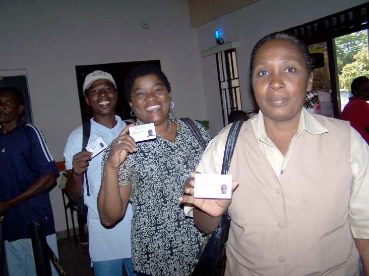 Caisse members display their new biometric ID cards