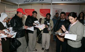 Job seekers received an orientation upon arriving at a job fair sponsored by USAID and the Jordanian Ministry of Labor. 