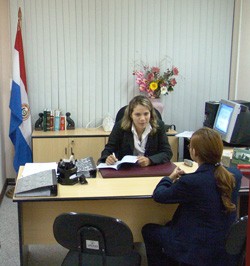 A staff member of the Paraguayan Judicial Ethics Office explains procedures for filing complaints.