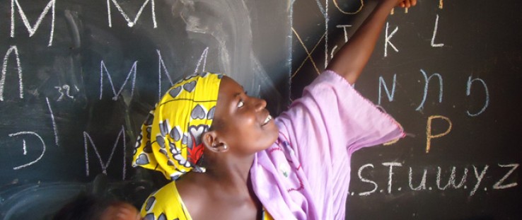 A volunteer provides literacy training to Malian youth.