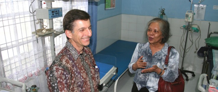 Andrew Sisson of the U.S. Global Development Lab visits the Deli Serdang District Public Hospital.