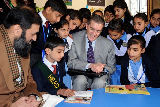 Ambassador Richard Olsen reading a book to school children