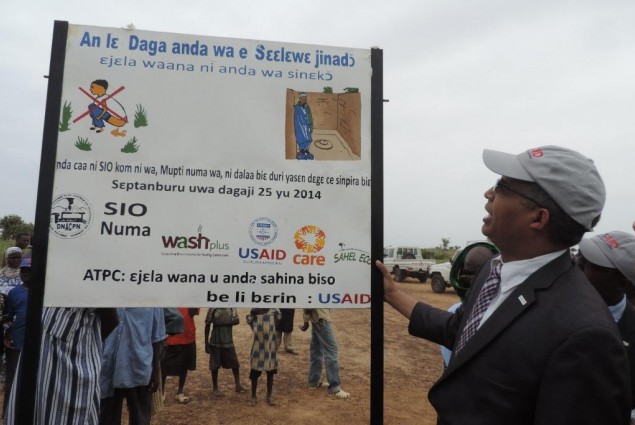 USAID Director admires certification plaque for Allaye-Daga