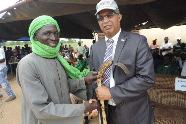 Communities in Allaye-Daga honoured USAID Director with a hoe to indicate their commitment to agricultural production and food 