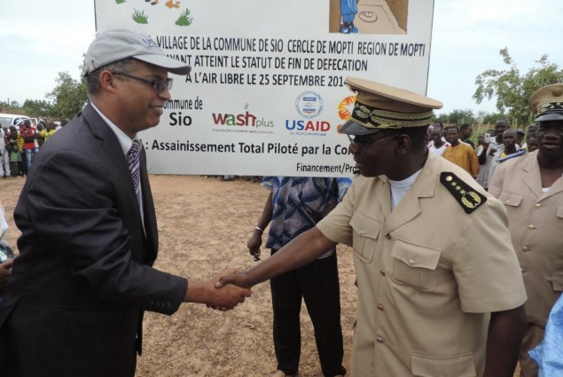 USAID Director and Mopti Governor pose after unveiling the certification plaque.