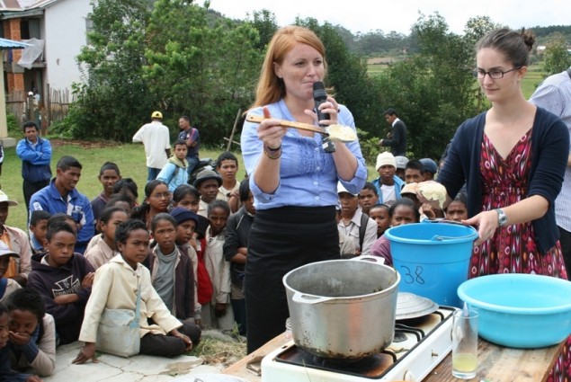 Peace Corps Volunteers show how to make neem cream